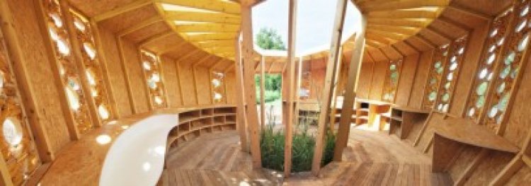 Casă circulară de 7.000 de euro construită din coceni de porumb